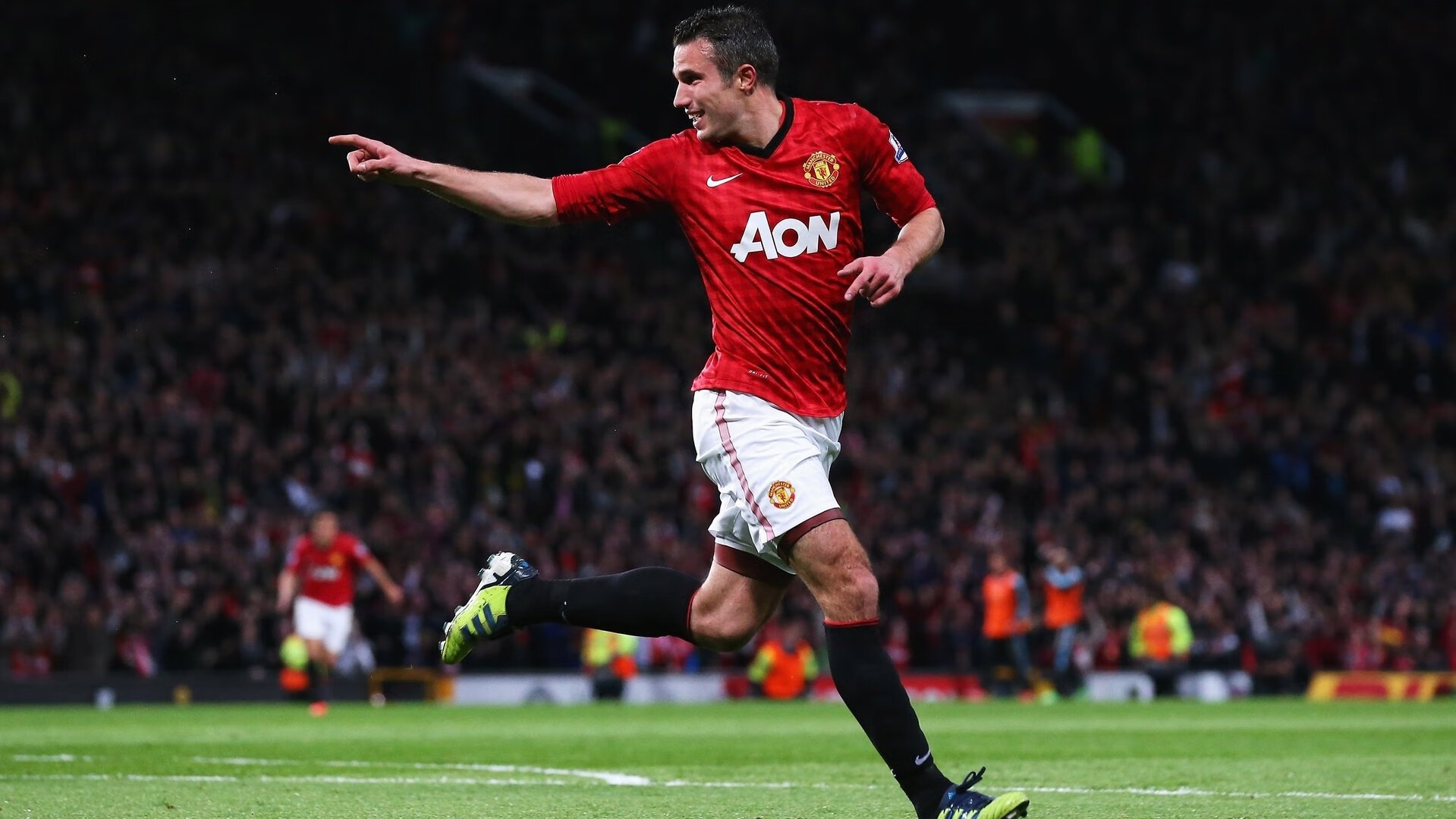 职业球员转型教练助力青训改革推动战术体系本土化，业余球员成为职业球员